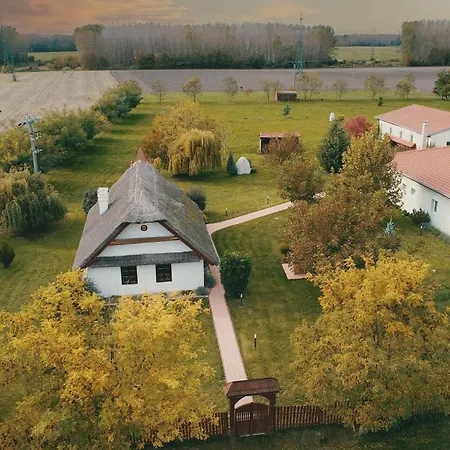 Magical Cottage Near Dunajska Streda Tatil Evi *